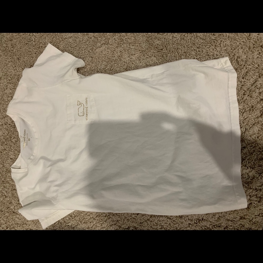 Gold vineyard vines t shirt